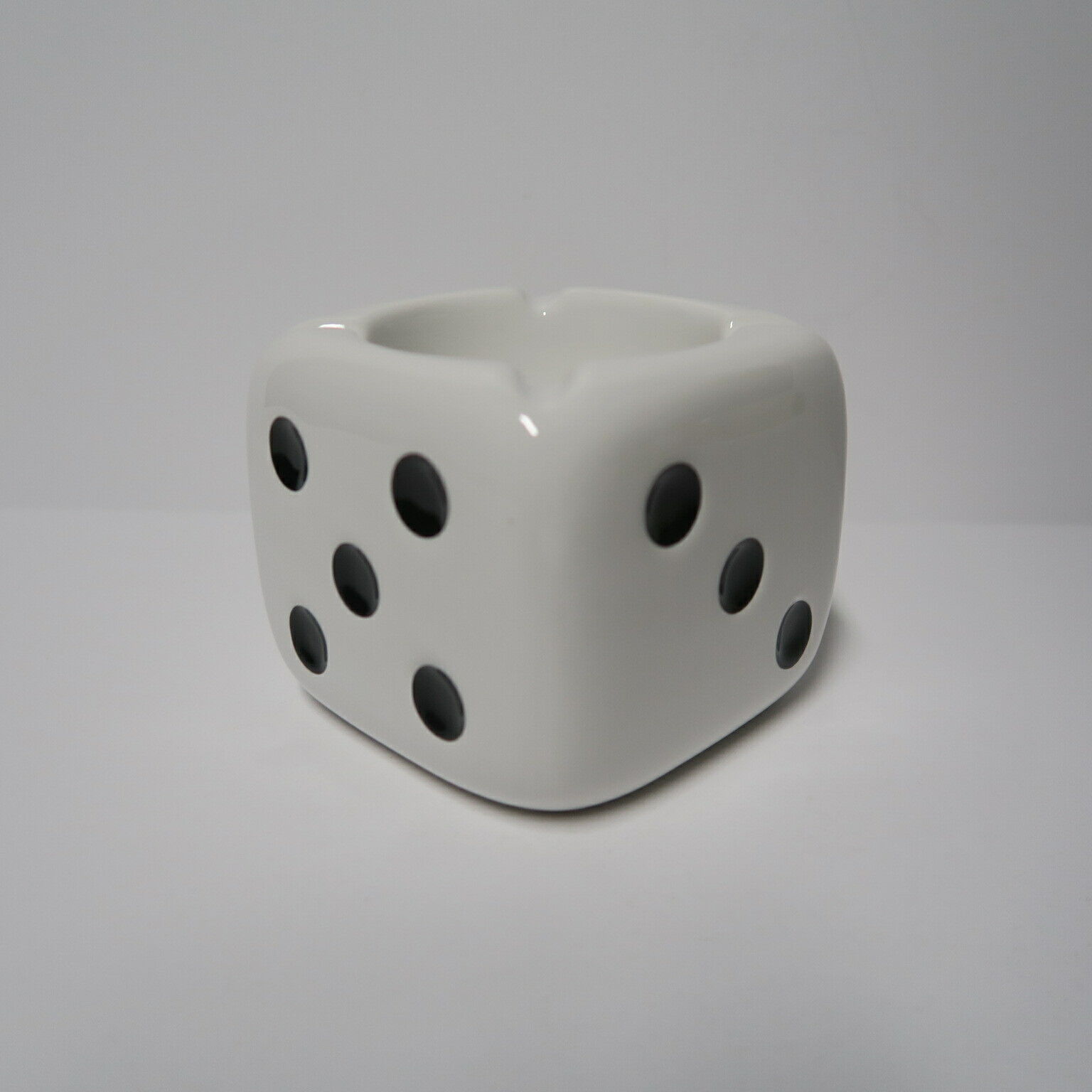 STUSSY CERAMIC DICE WHITE ASHTRAY Article no. 138743-1201 STUSSY CERAMIC DICE WHITE ASHTRAY Article no. 138743-1201