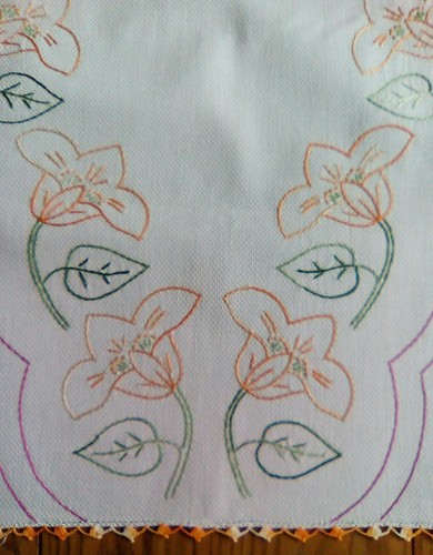 PRETTY VINTAGE RUNNER ~ HAND EMBROIDERED ~ FLORAL DESIGN ~ 16