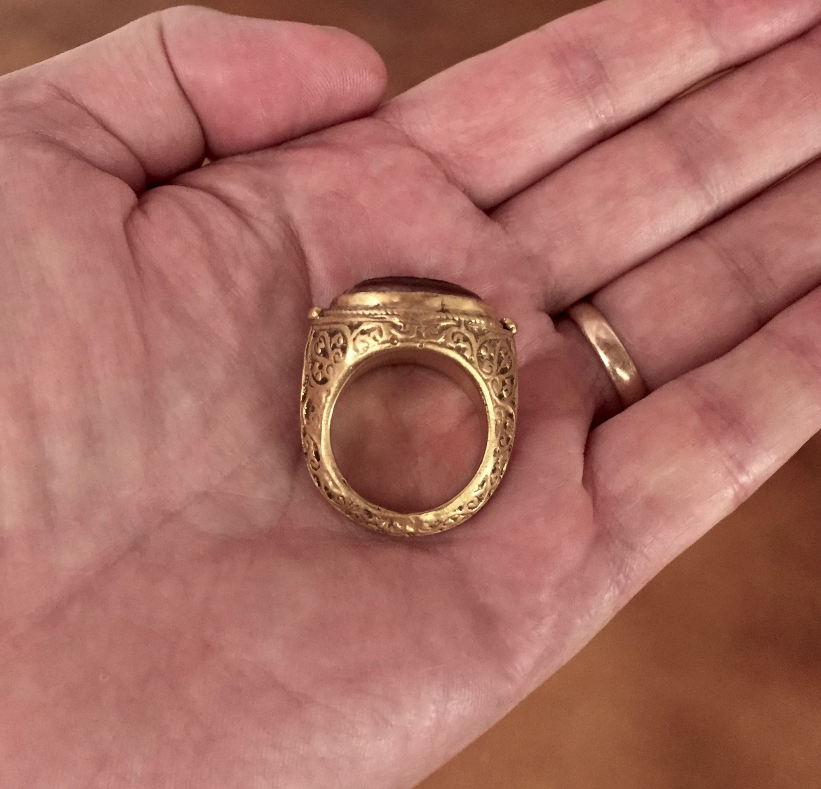 Large Ancient Sassanian Gold Ring with Zebu Bull Cornelian Intaglio