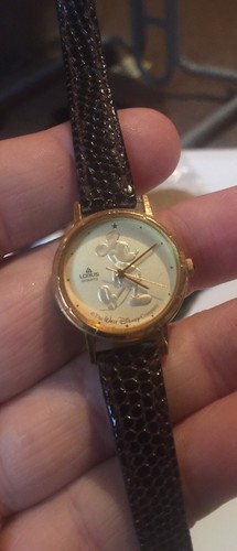 MICKEY MOUSE WALT DISNEY COMPANY LORUS QUARTZ GOLD TONE LEATHER LADIES WATCH