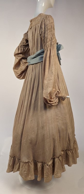 EDWARDIAN ARTS + CRAFTS / ART NOUVEAU SHANTUNG DRESS W RUCHING + HAND EMBROIDERY