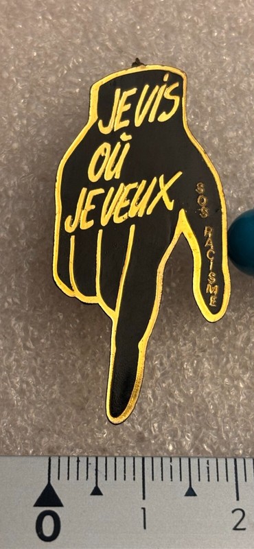 Badge Sos Racisme Noir Touche Pas A Mon Pote Je Vis Ou Je Veux Original No Repro