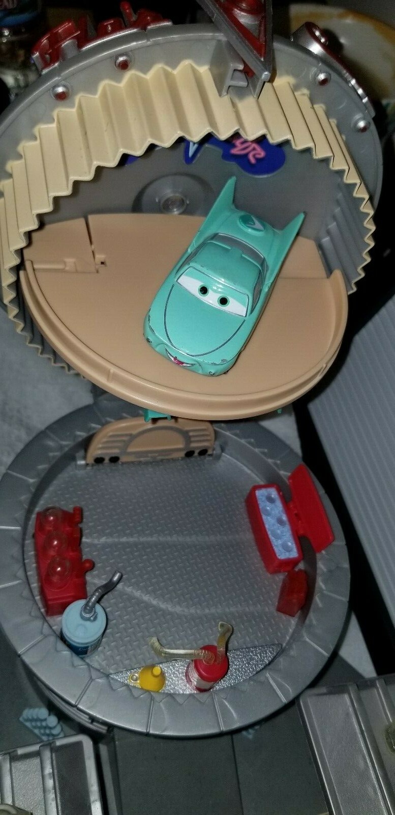 Disney Pixar CARS Flo's Cafe V8 PLAYSET Diecast DRIVE IN Diner LIGHT UP