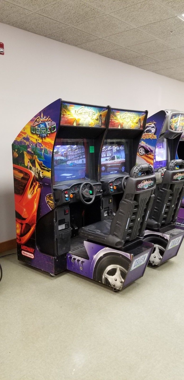 Cruis'n World (2 machines linked)  Both machines for one great price!