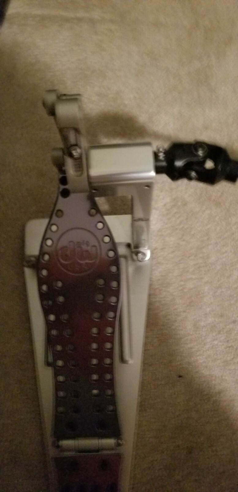 DW MDD double bass pedal barely used. Extra beater tips and carry case included