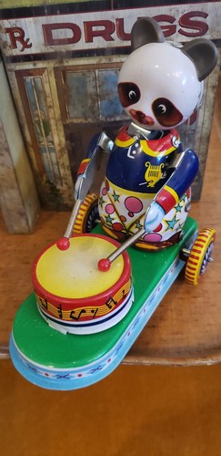 ~ Tin Litho Wind Up PANDA Drummer  304 MS565