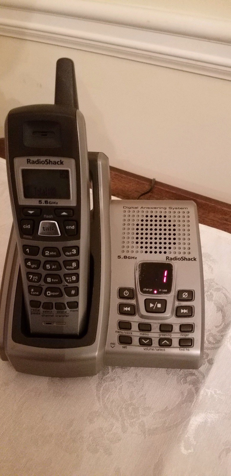 Radio Shack 5.8 GHz Cordless Phone w/Digital Answering System Cat.No. 43-139