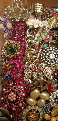 Huge Lot Of Vintage Old Rhinestone Jewelry Brooches Earrings Necklaces Rings +++