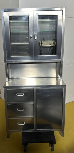 金属製キャビネット　Industrial Doctors Cabinet Vintage Industrial Metal Medicine Cabinet Medical Dental