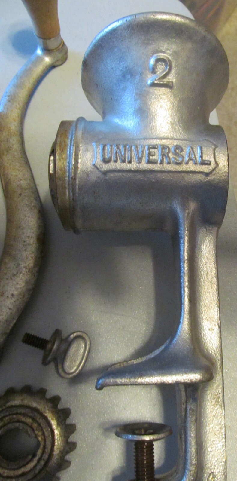 UNIVERSAL NO 2 MEAT AND FOOD GRINDER~ 3 BLADES~BOX AND PAPERS....(ds529)