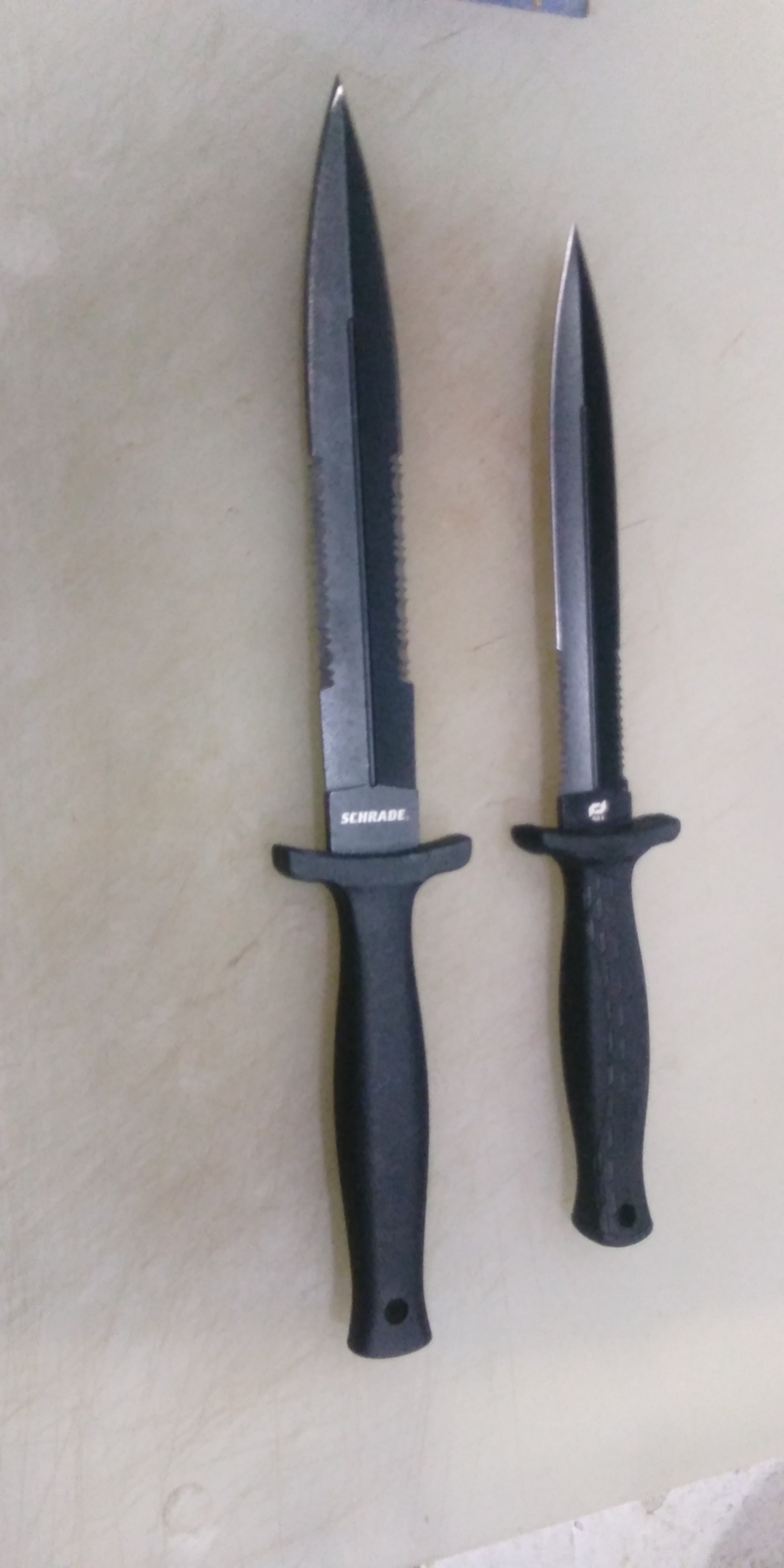 feerieデス。 Delta Class Needle Magnum Serrated Fixed Blade