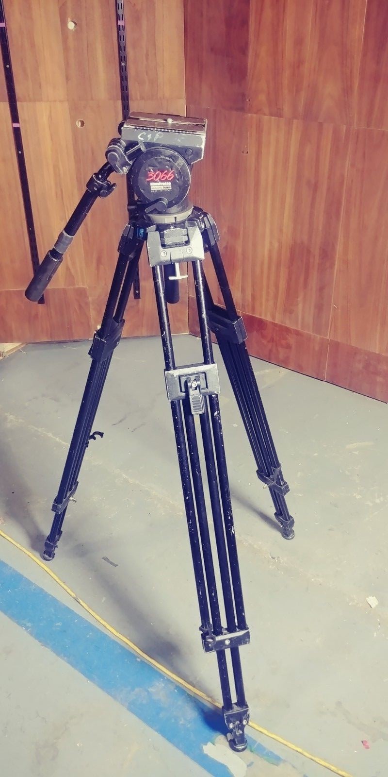 BOGEN MANFROTTO 3192 TRIPOD w/ 3066 CINE/VIDEO QUICK RELEASE PLATE