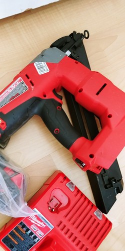 Milwaukee 2743-20FUEL Cordless Brushless Finish Nailer 15 GA