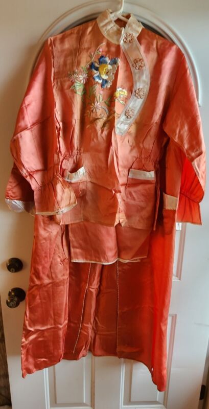 Vintage 1930s/ 1940s Pink Embroidered Chinese Silk Robe & Two Piece