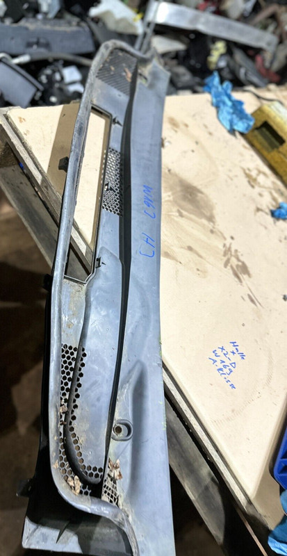 Mercedes-Benz B W245 A1698300013 Frontscheibenwischerzierleiste