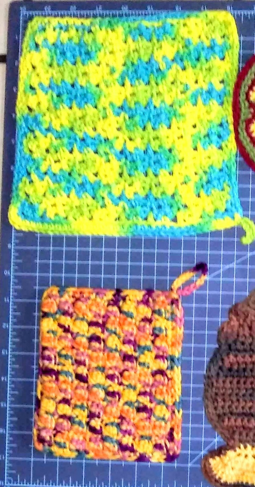 MIXED LOT OF 6 HAND CROCHETED POTHOLDERS, DISHCLOTHS, HOT PAD,CHICKEN. NEW-lot 2