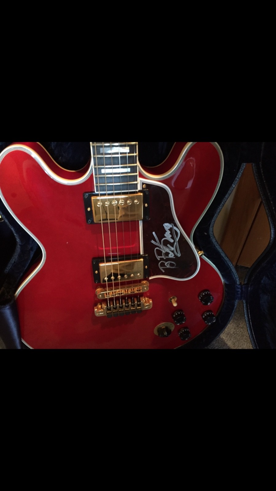 bb king autographed Gibson Lucille guitar