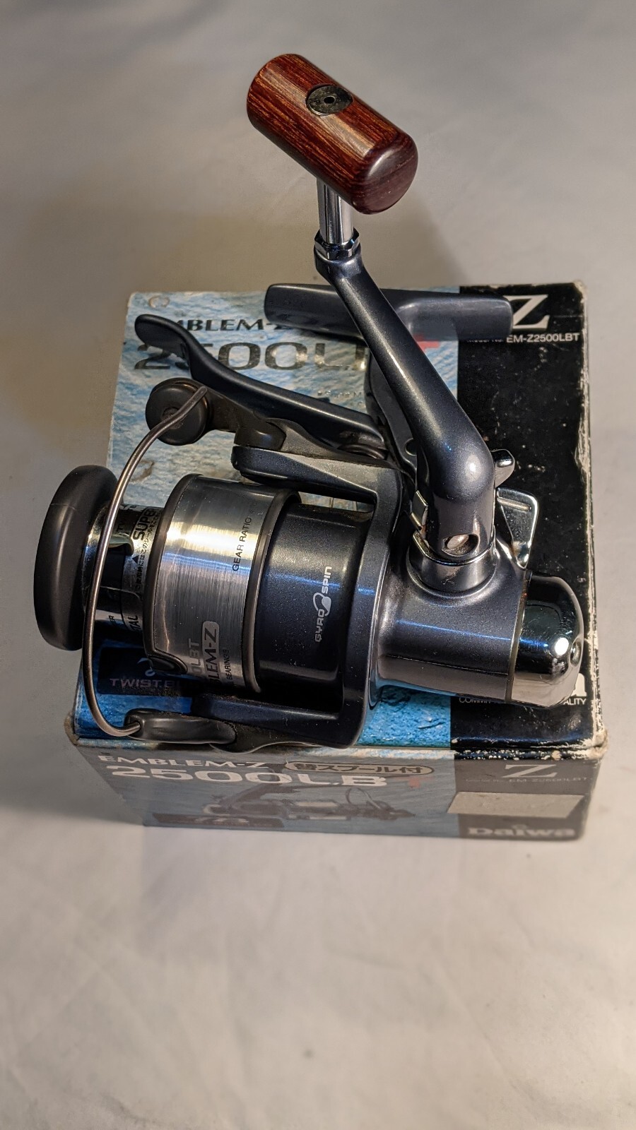 Daiwa ダイワ エンブレムS 2500 LBC 替スプール付 レバーブレーキ