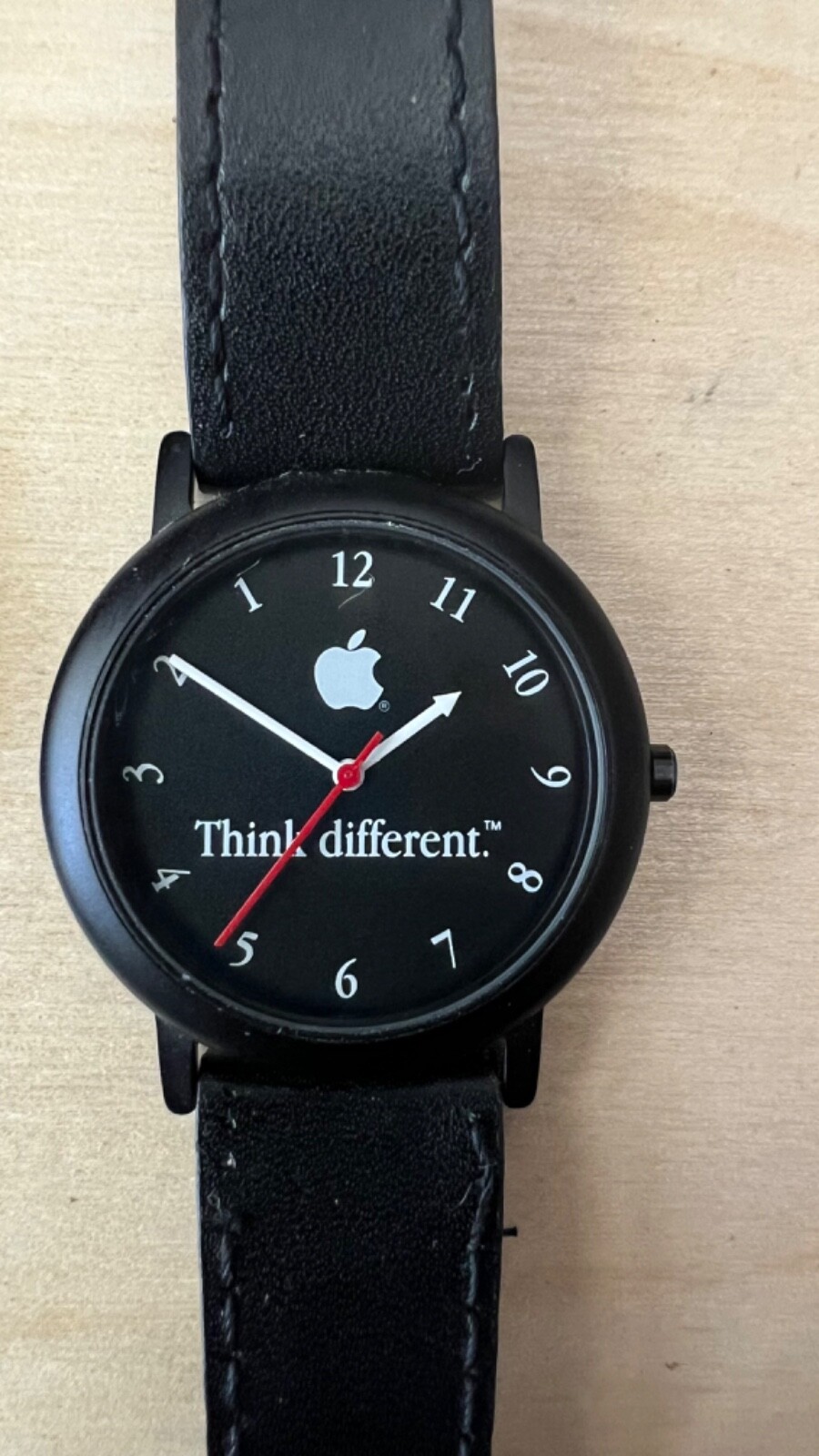 可動品 Think Different 逆回転時計Apple Watch レア Apple Watch アナログ腕時計 逆回転 /白 ホワイト - メルカリ