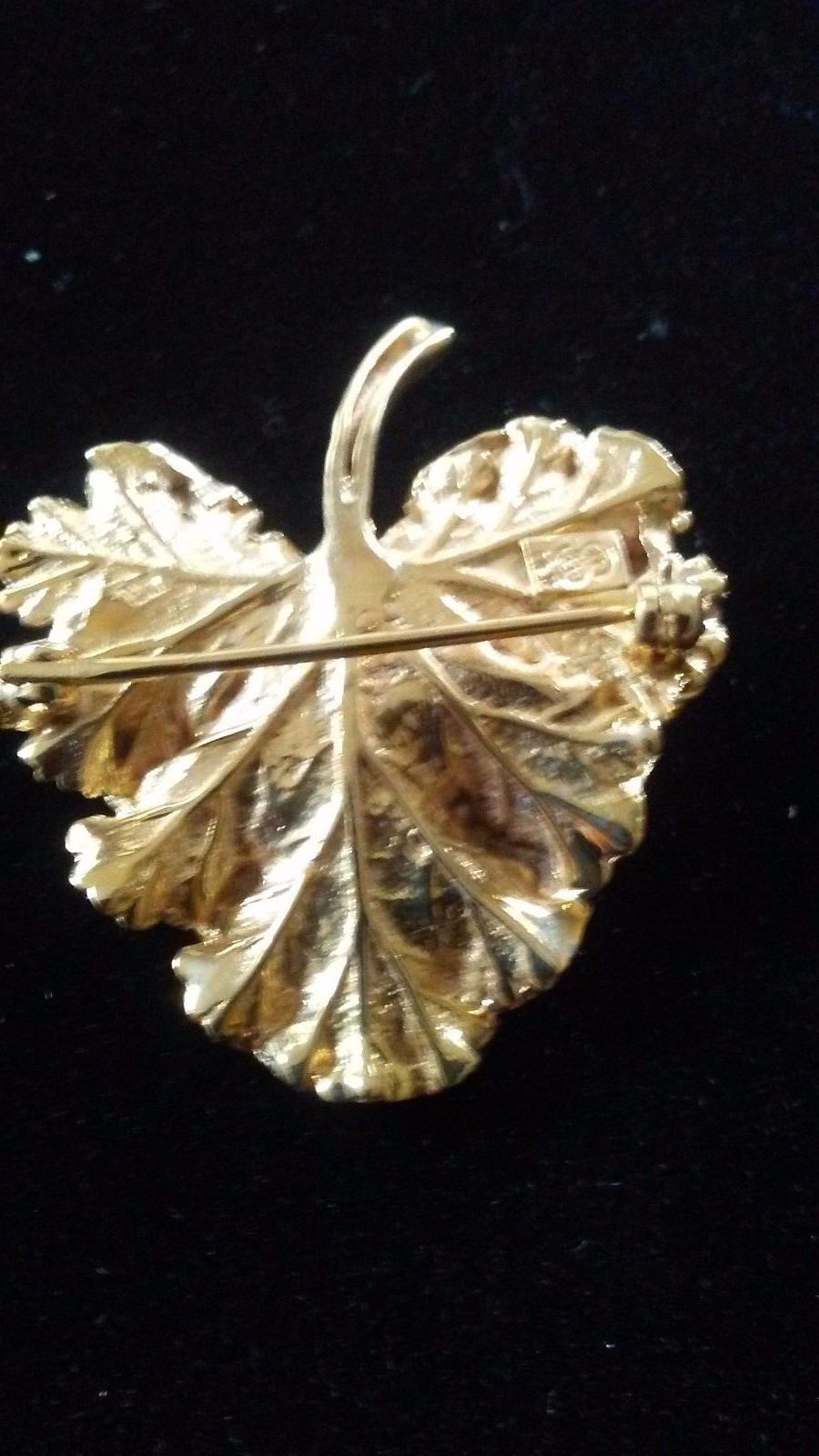 14kt gold estate retro leaf pin with pearl center--7.9 grams