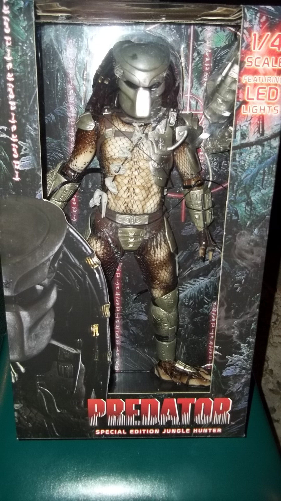 NECA Predator 1/4 Scale LED Jungle Hunter Predator Figure