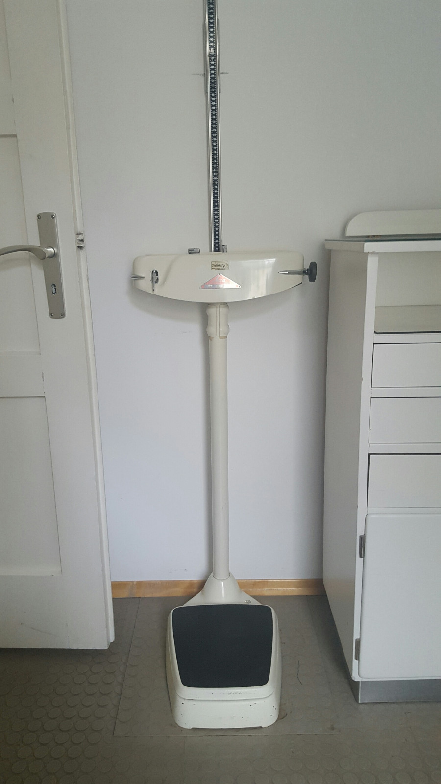 SECA Personenwaage mit Maßanzeige Vintage Arztwaage Praxiswaage Standwaage weiß