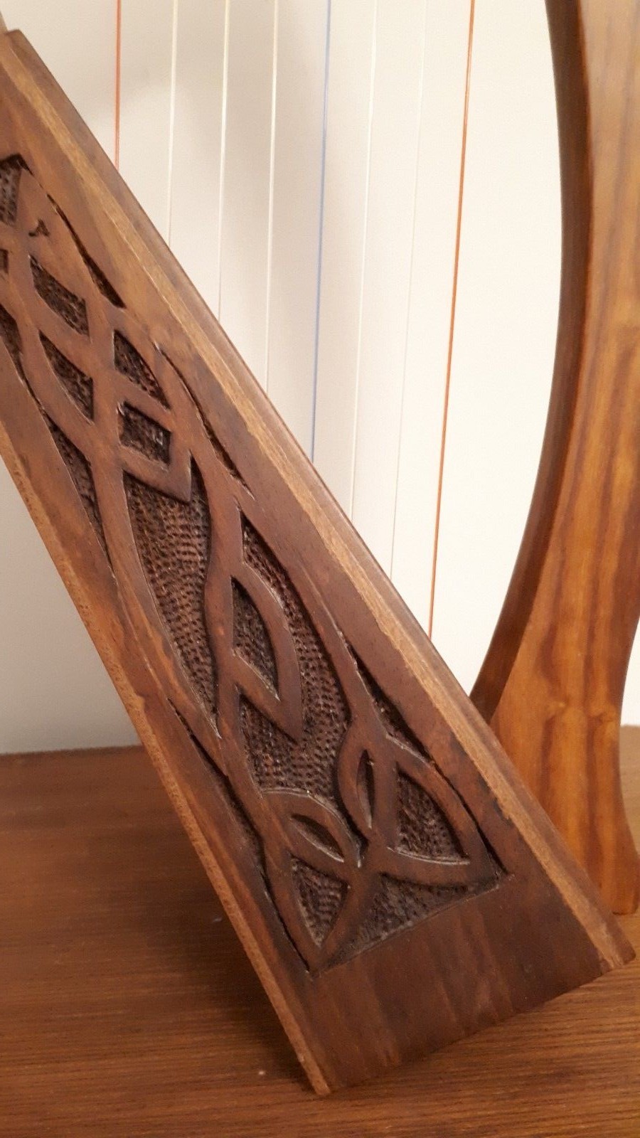 Roosebeck Lily Harp TM, 8 Strings, Knotwork