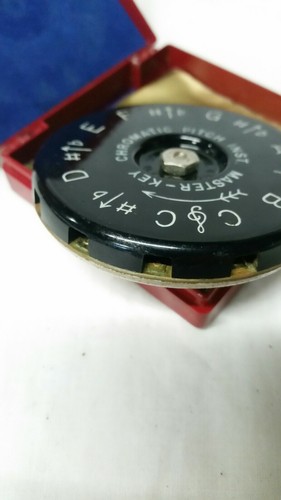 The Master Key Chromatic Pitch Pipe Instrument A440 13 Keys WM Kratt Co USA Made