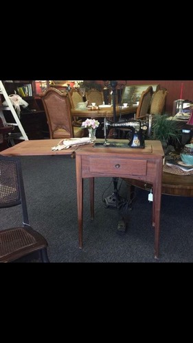 Gorgeous Singer Sewing Machine In Cabinet