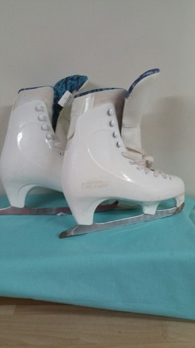 Ice skates size 2 youth white Lake Placid white figure