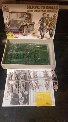 OLDER ESCI GERMAN SD.KFZ 10 DEMAG HALFTRACK W/TROOPS  1/35 SCALE  MODEL KIT 