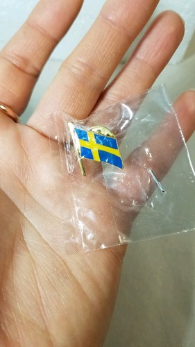 SWEDEN Swedish Metal Flag Flagpole Lapel Pin Badge *NEW* gold tone