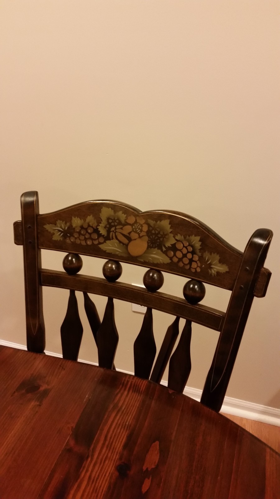 Ethan Allen Antique Pine Round Pedestal Dinning Table With Two Leaves