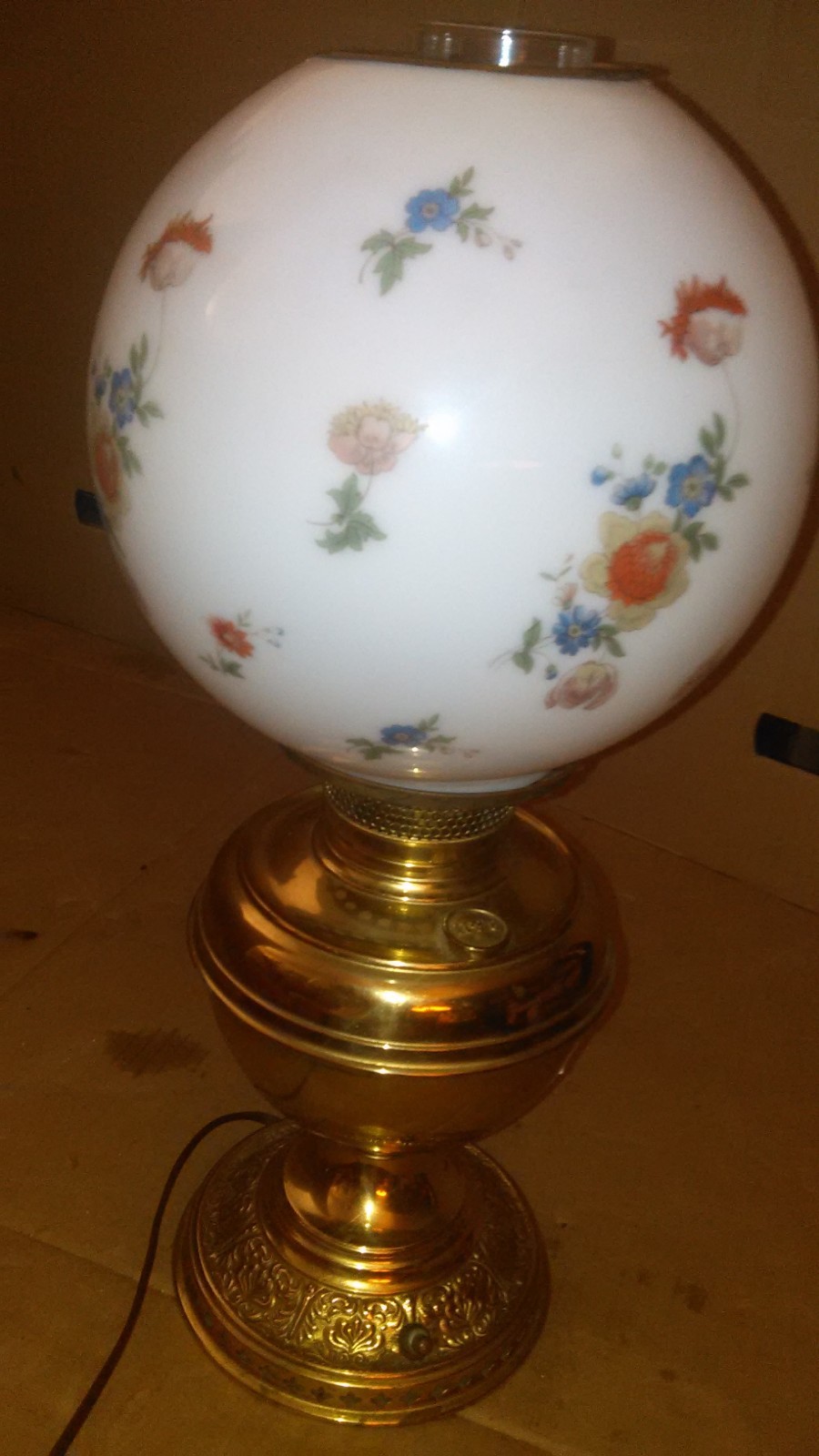 VINTAGE BANQUET OIL LAMP CONVERSION BRADLEY & HUBBARD BRASS BASE FLOWERED GLOBE