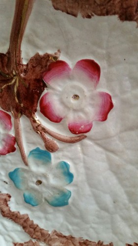 ENGLISH ANTIQUE 19C TEXTURED MAJOLICA LARGE LEAF DISH WITH FLOWERS