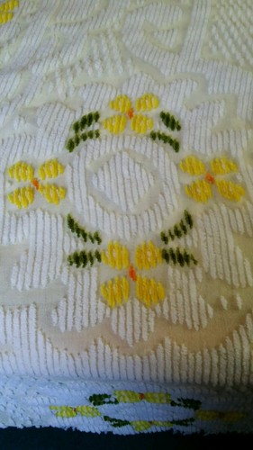 vTg White Yellow Flower Daisy Floral Chenille Bedspread Fringe Blanket