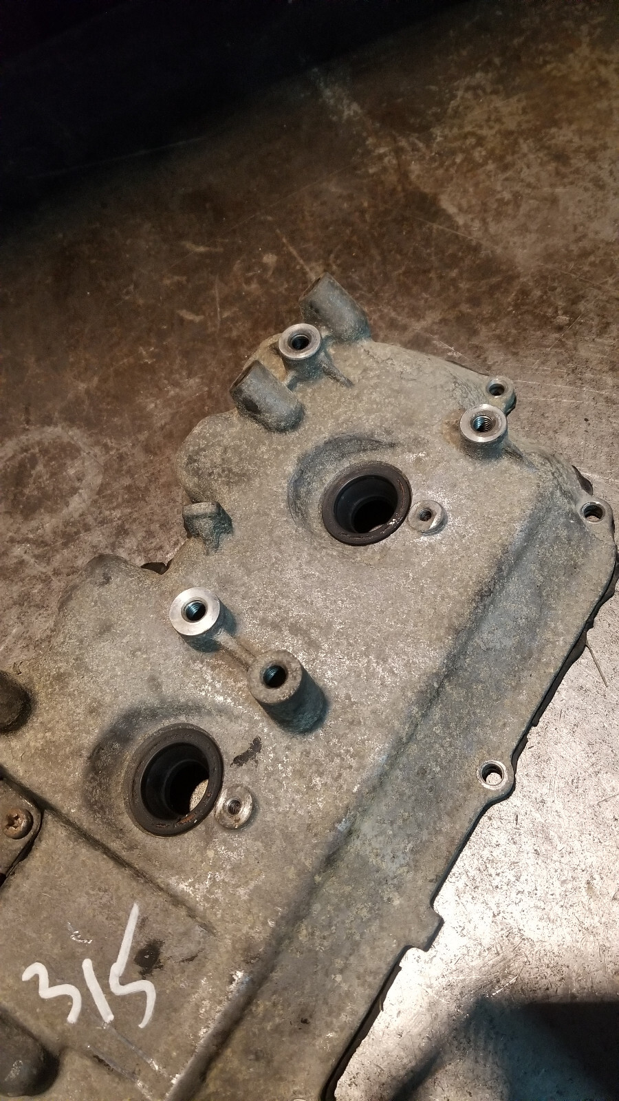 01 02 03 04 LB7 Duramax Diesel UPPER Valve Cover 97223559 - Picture 2 of 5