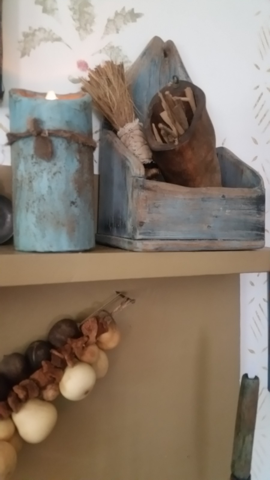 Pair Resin Country Hens Shelf Sitters NR