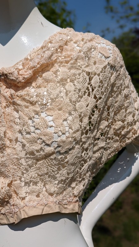 BEAUTIFUL AND PRISTINE EDWARDIAN IVORY HAND CROCHET LACE BLOUSE