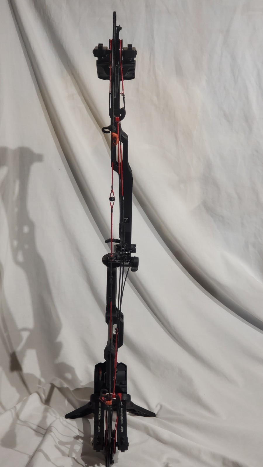 Mathews Halon 32 7 Right Hand Black Riser, black Limbs. Qad Rest, 70#, 29.5 draw