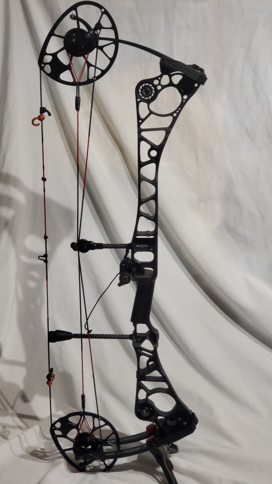 Mathews Halon 32 7 Right Hand Black Riser, black Limbs. Qad Rest, 70#, 29.5 draw