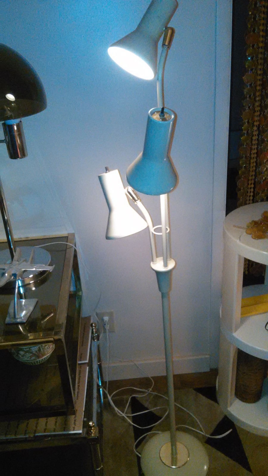 MID CENTURY MODERN EAMES ERA BEIGE FLOOR LAMP THREE CONE ADJUSTABLE SPOT LIGHTS