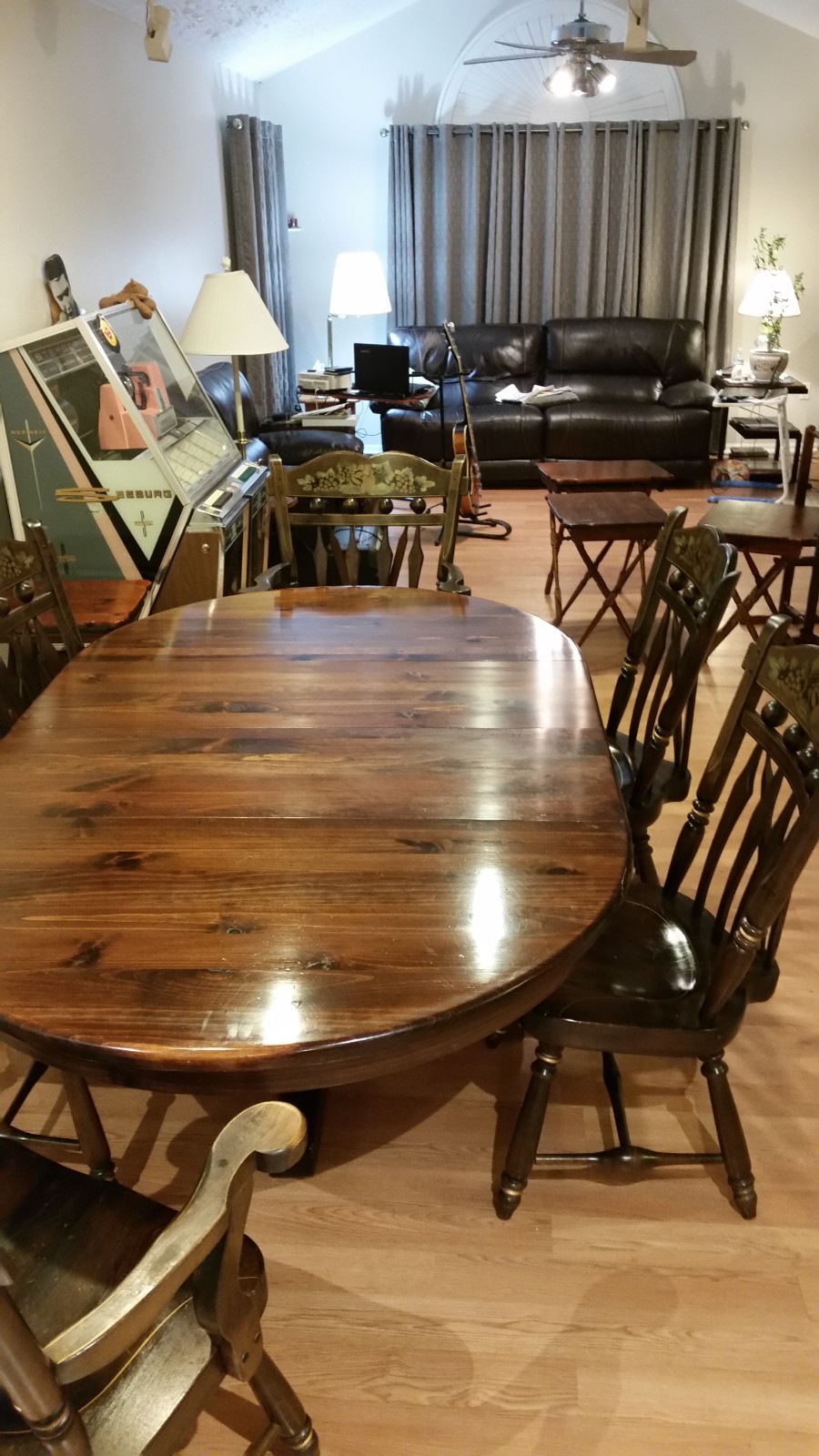 Ethan Allen Antique Pine Round Pedestal Dinning Table With Two Leaves