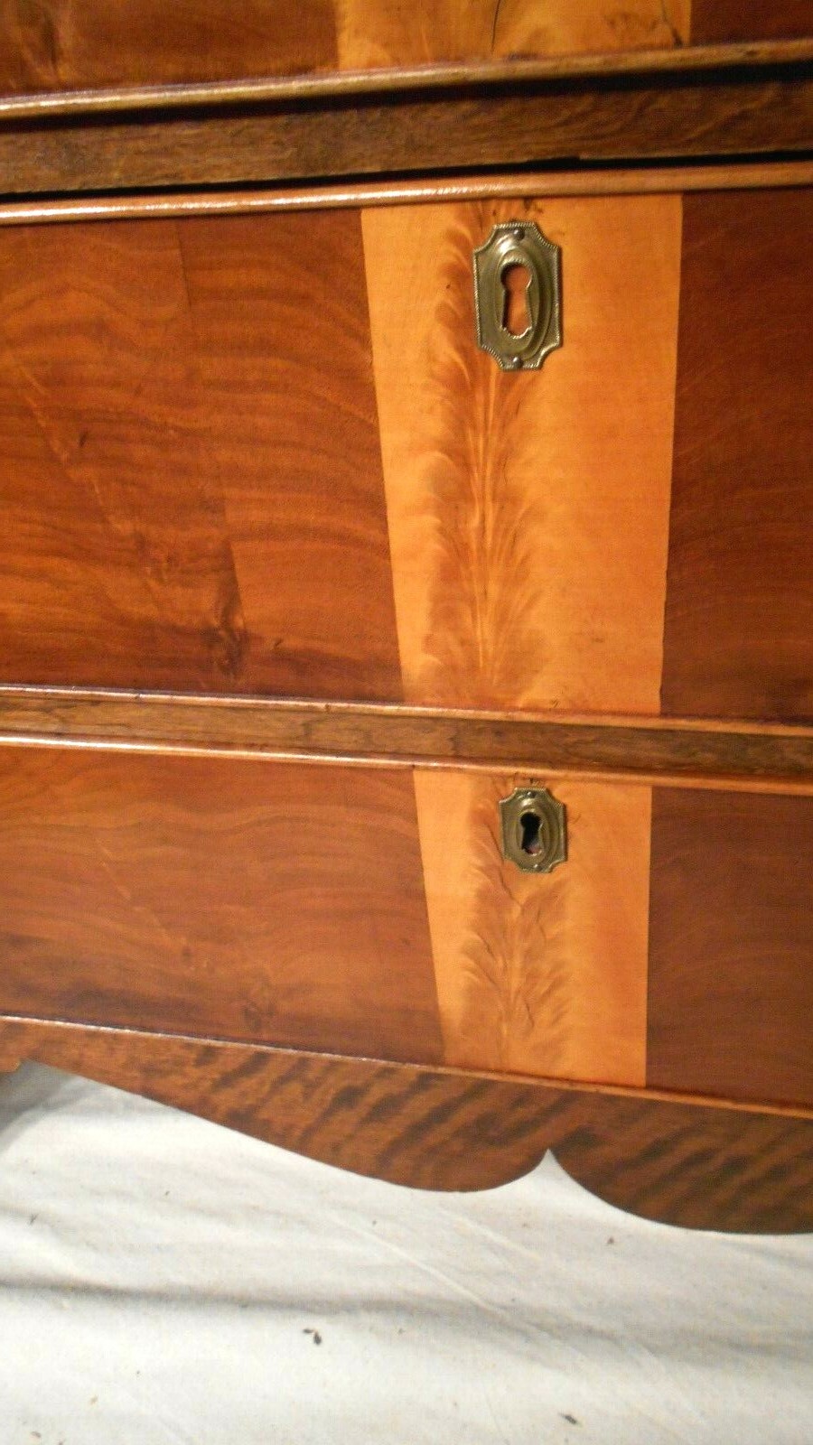 ANTIQUE 18th CENTURY AMERICAN HEPPLEWHITE MAHOGANY & FLAME BIRCH 4 DRAWER CHEST