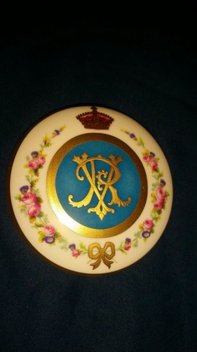 Royal Collection Trust Queen Victoria Pill box, fine bone china, 22 carat burnis