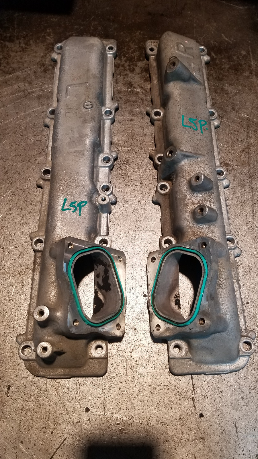 12643886 & 12643888 6.6L DURAMAX L5P INTAKE MANIFOLDS RUNNER 2017-2023 - Picture 1 of 8