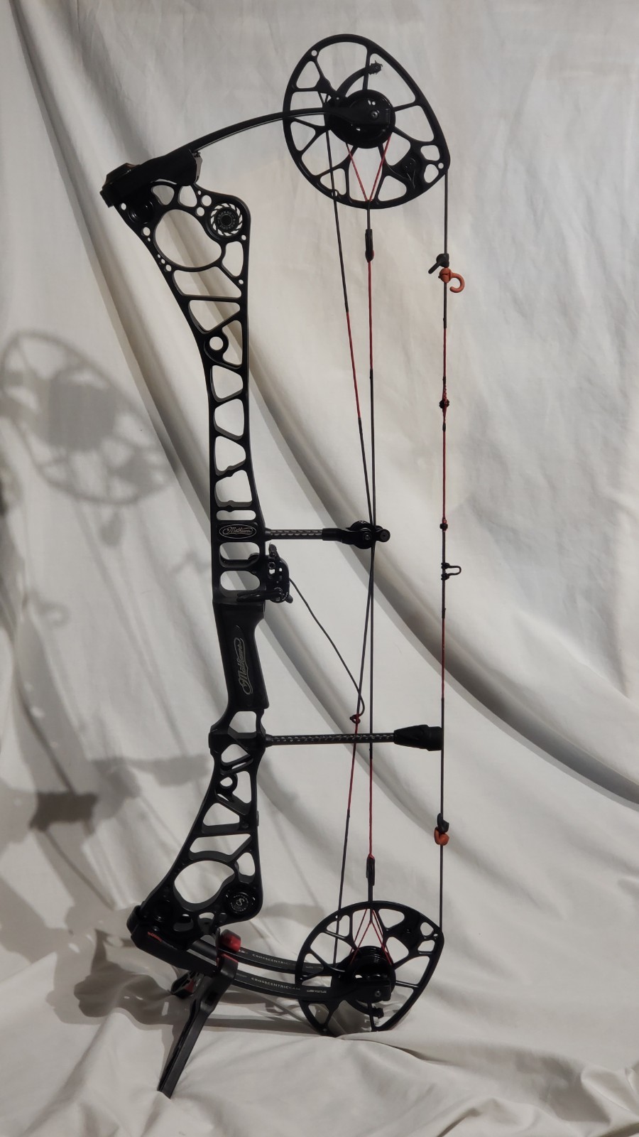 Mathews Halon 32 7 Right Hand Black Riser, black Limbs. Qad Rest, 70#, 29.5 draw