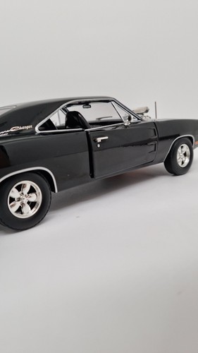 グリーンライト1970 DODGE CHARGER ブラック 限定版 グリーンライト1970 DODGE CHARGER ブラック 限定版 Amazon