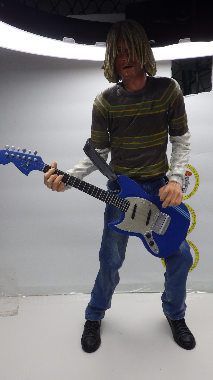 人体模型  Cobain 7 inch Action Figure by NECA Amazon.com: Kurt Cobain 7 inch Action Figure with Skyblue