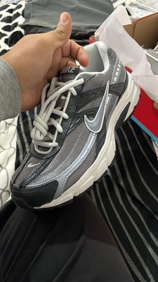 ★ナイキ★IB3083-001★Nike Initiator★大人気★ Nike INITIATOR Men's Anthracite White IB3083-001 Athletic